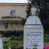 �La villa fu comprata dalla congregazione nel 1951, in occasione del centenario della nascita del nostro fondatore, Annibale Di Francia�, ci spiegano le guide indicandoci un busto posto nel giardino raffigurante il sacerdote